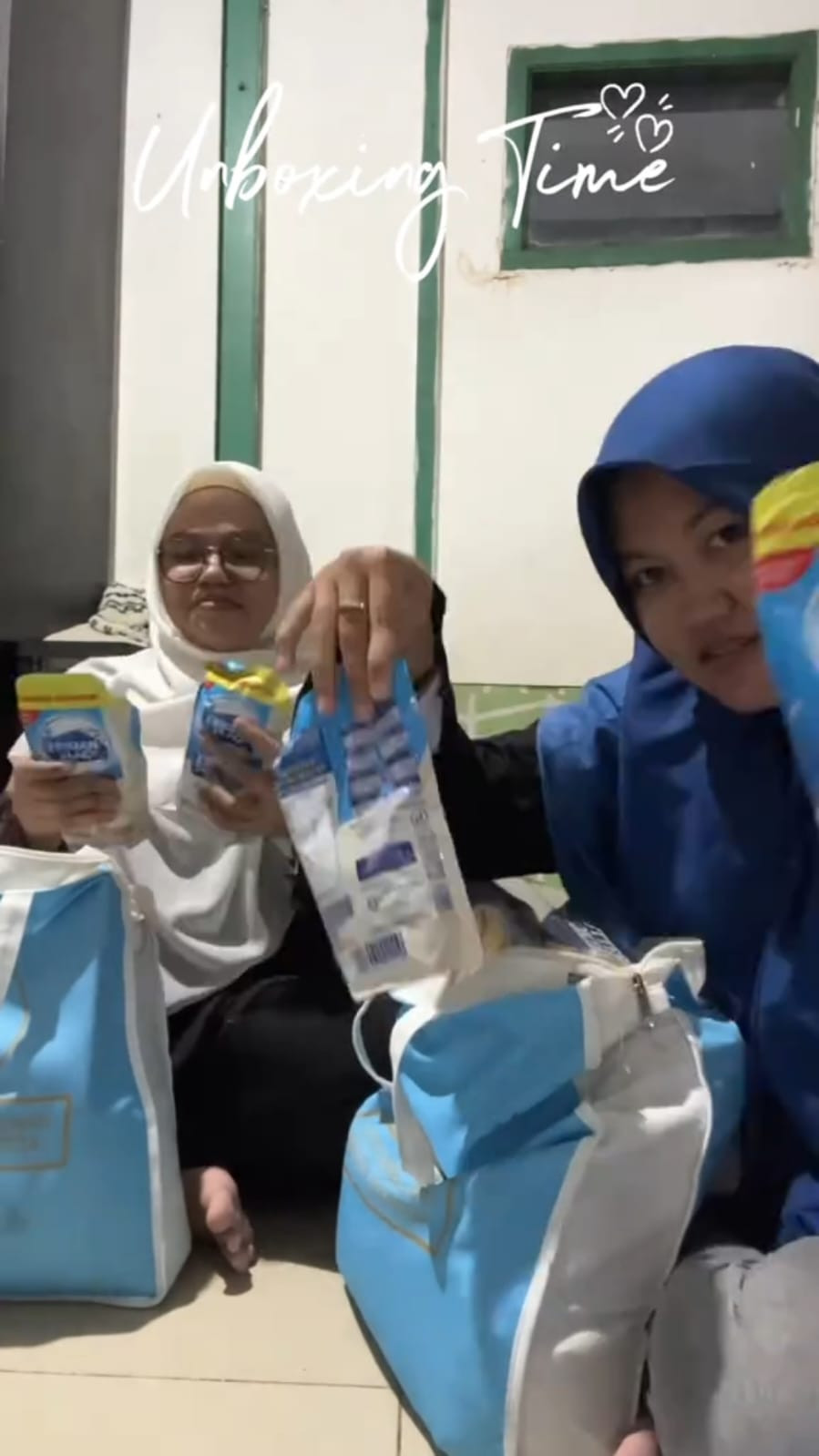 Momen Warga Unboxing Bingkisan dari Open House Prabowo, Ada Sekaleng Biskuit, Tumbler, hingga Sembako