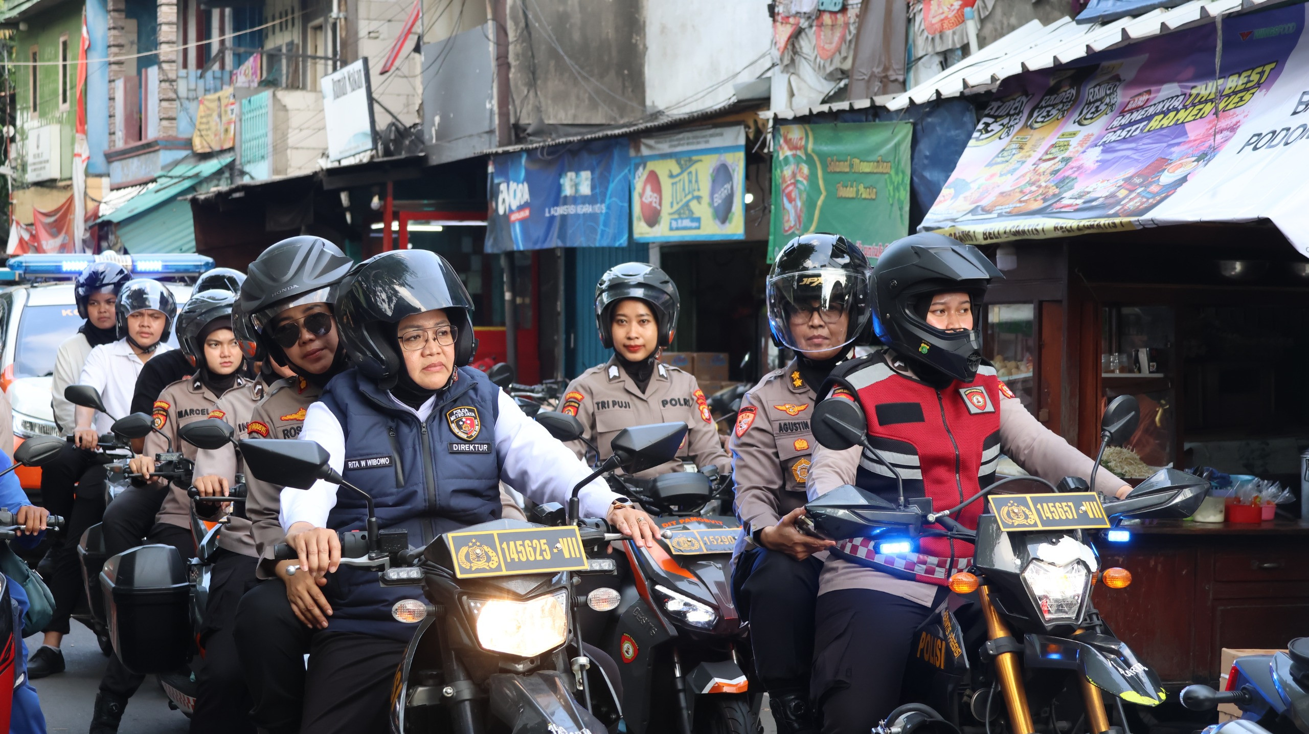 Dalam Semangat Hari Kartini, Polwan Polda Metro Jaya dan Polres Metro Jajaran Gelar Patroli Kamtibmas dan Bakti Sosial