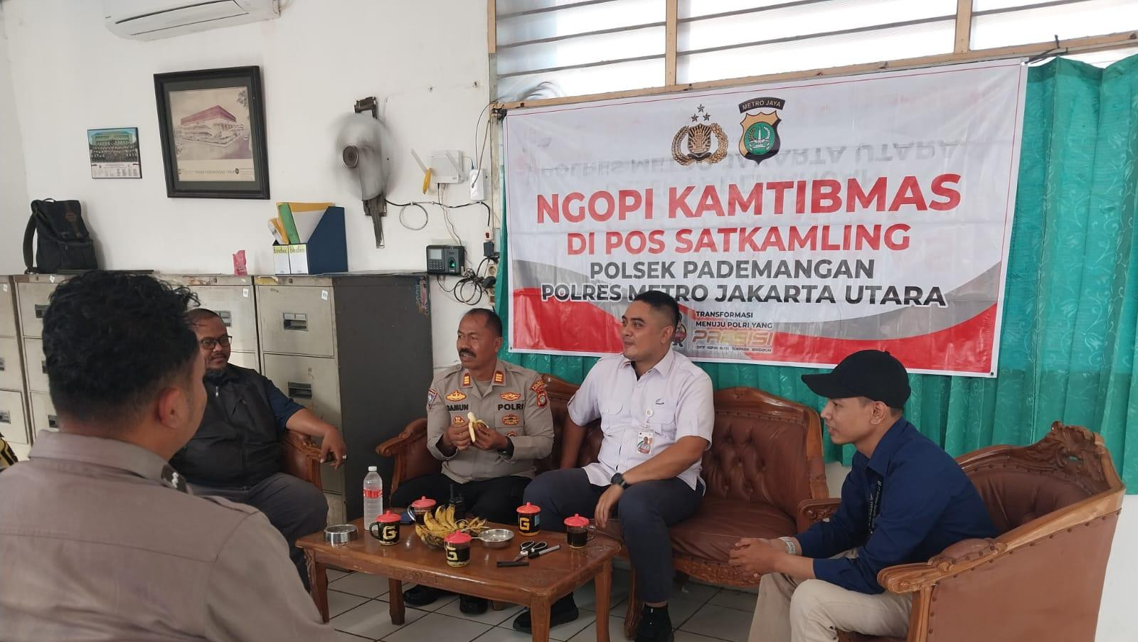 Ngopi Kamtibmas, Polsek Pademangan Serap Aspirasi Warga Pasar Elang