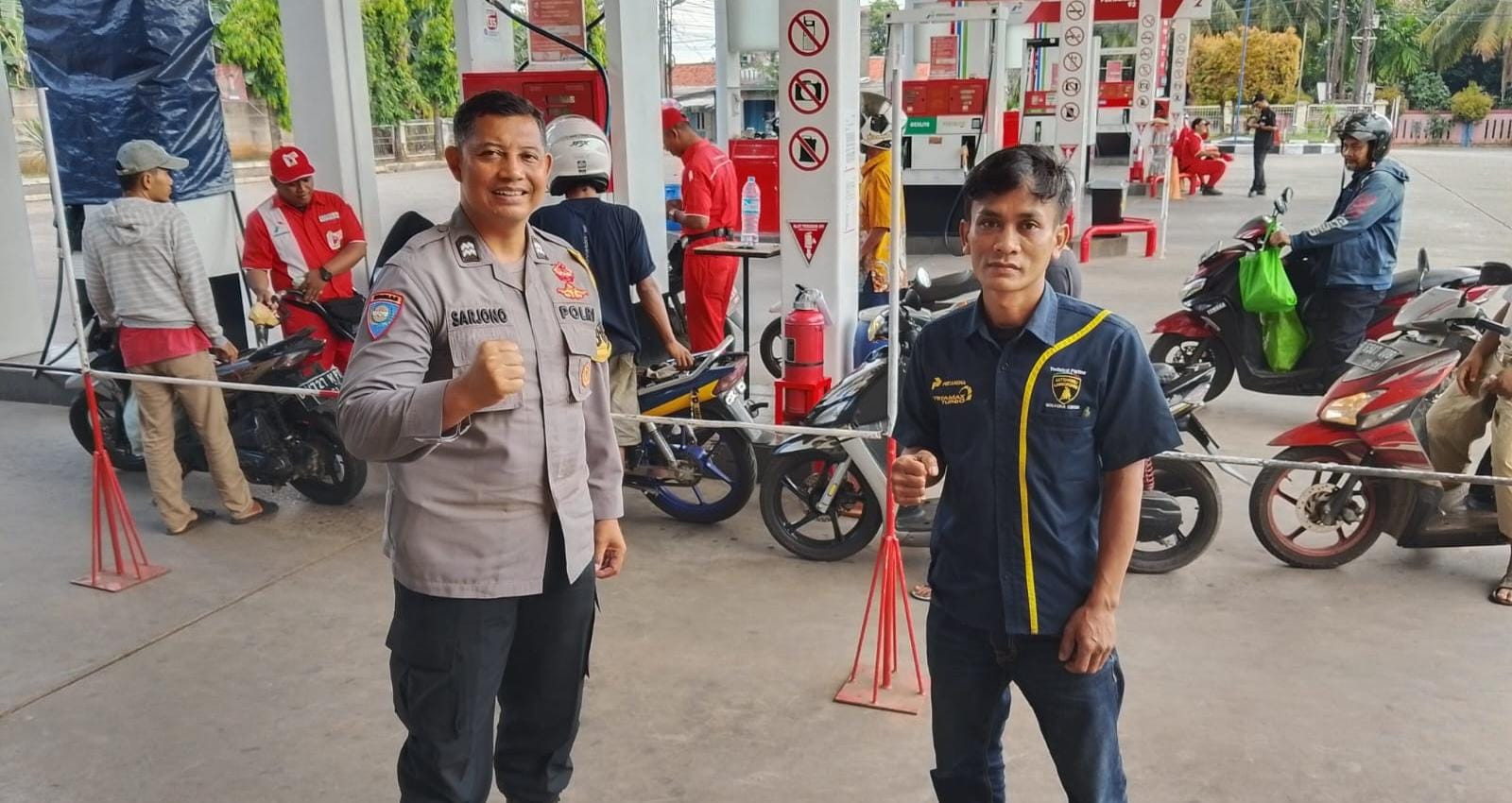 Bhabinkamtibmas Berikan Himbauan Kepada Petugas SPBU Mustikasari