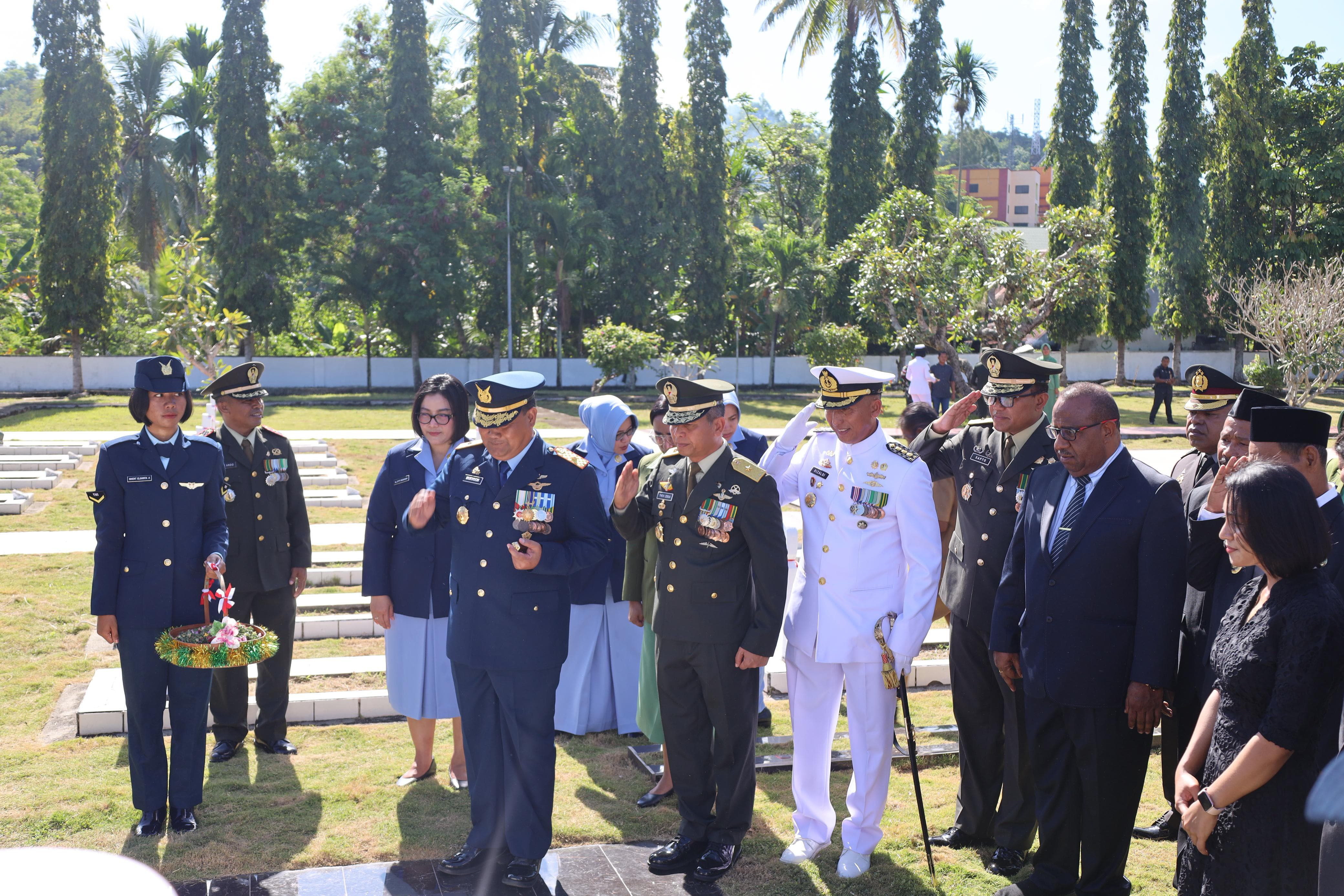 TNI Prima, Rakyat Sejahtera,  Ziarah Penuh Hikmah Kodaeral X Sambut HUT Ke-80 TNI