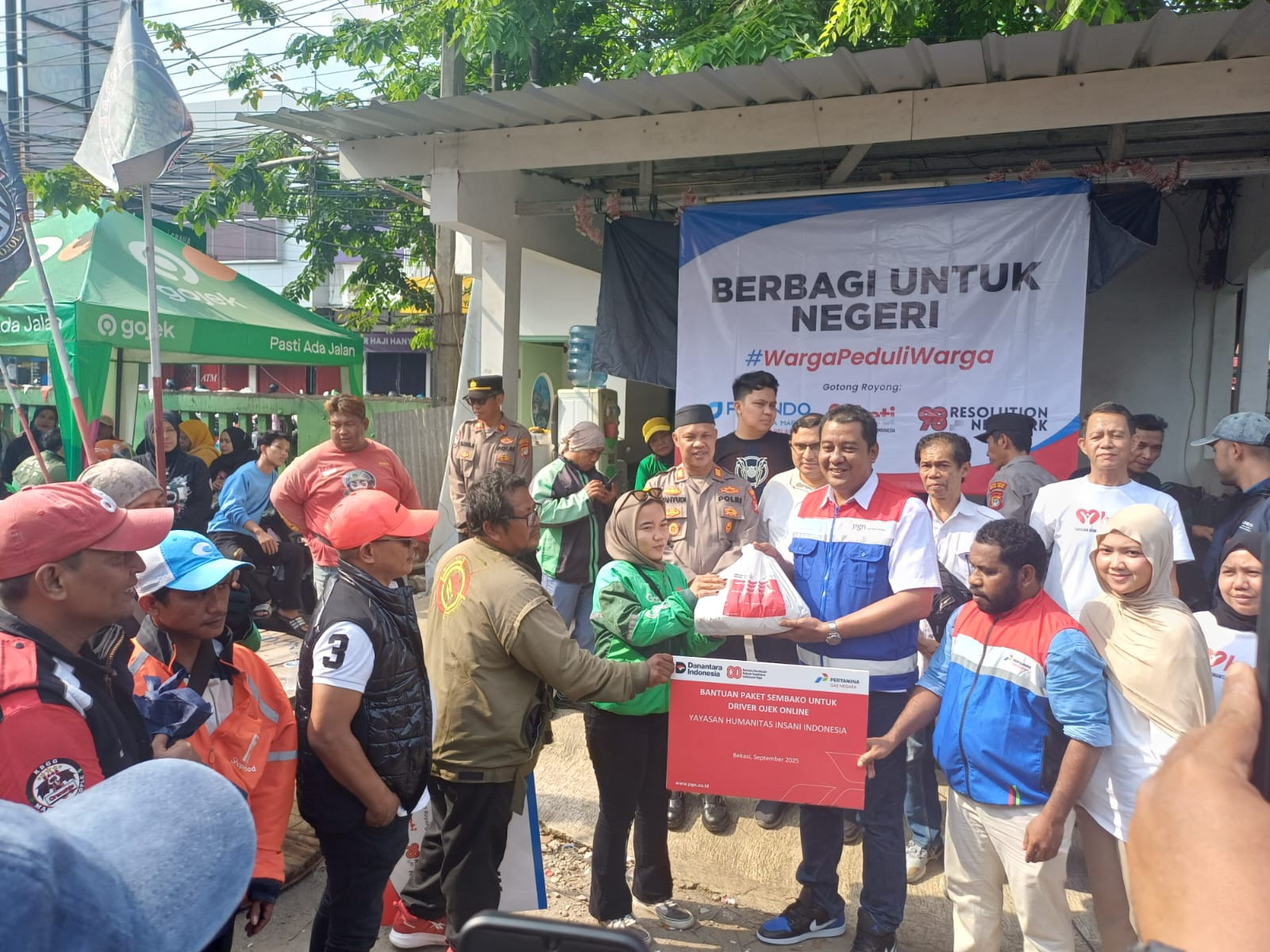Polsek Bekasi Barat Salurkan 450 Paket Sembako kepada Ojek Online (Ojol)