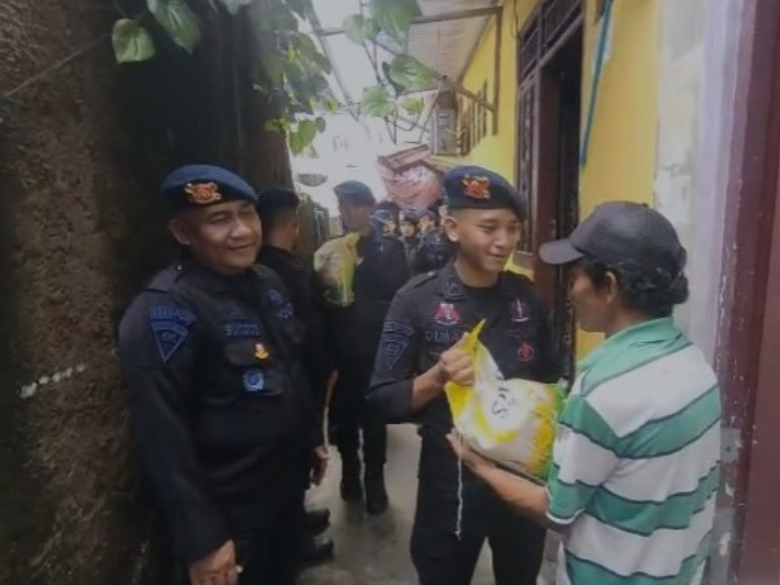 Brimob Polda Metro Jaya Salurkan Bakti Sosial untuk Warga Kebon Sirih
