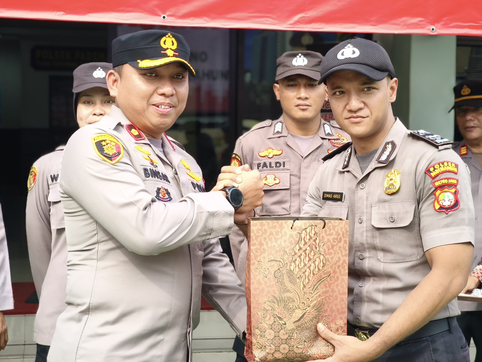 Kebersamaan dan Penghormatan: Syukuran Purna Bakti dan Kenaikan Pangkat Polsek Pademangan