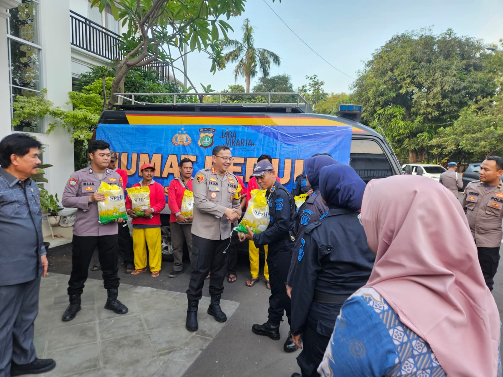 Kapolres Metro Jakarta Utara Gelar "Jum’at Curhat" dan "Jum’at Peduli" di Kelapa Gading