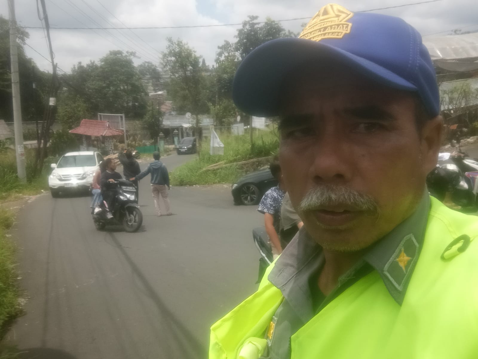 Polisi dan Supeltas Berjibaku Atur Arus Puncak, Lalu Lintas Padat Tetap Terkendali