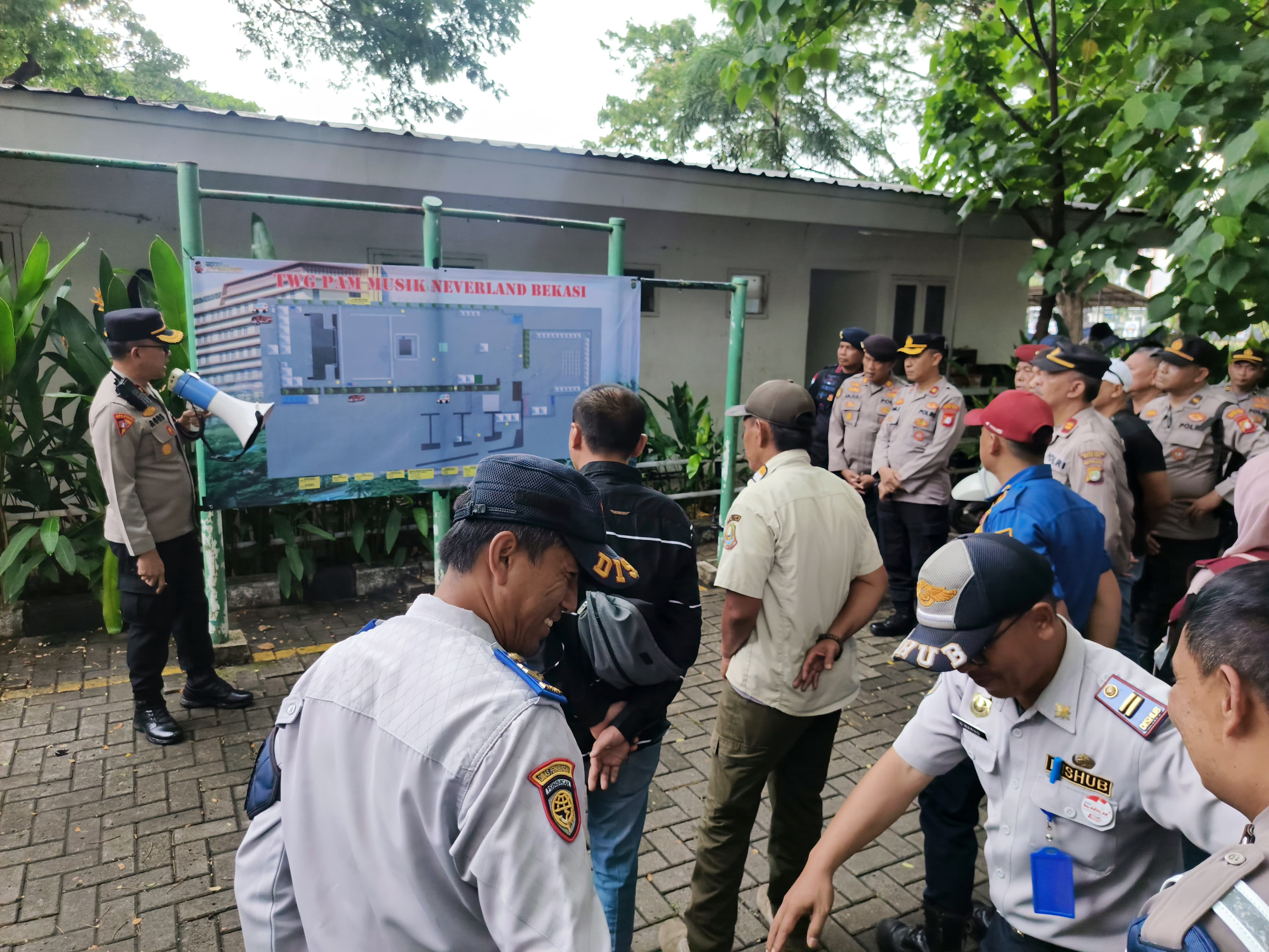 Pengamanan Acara Keramaian, Polri Amankan Konser Misik ALSICFEST di Summarecon Mall Bekasi