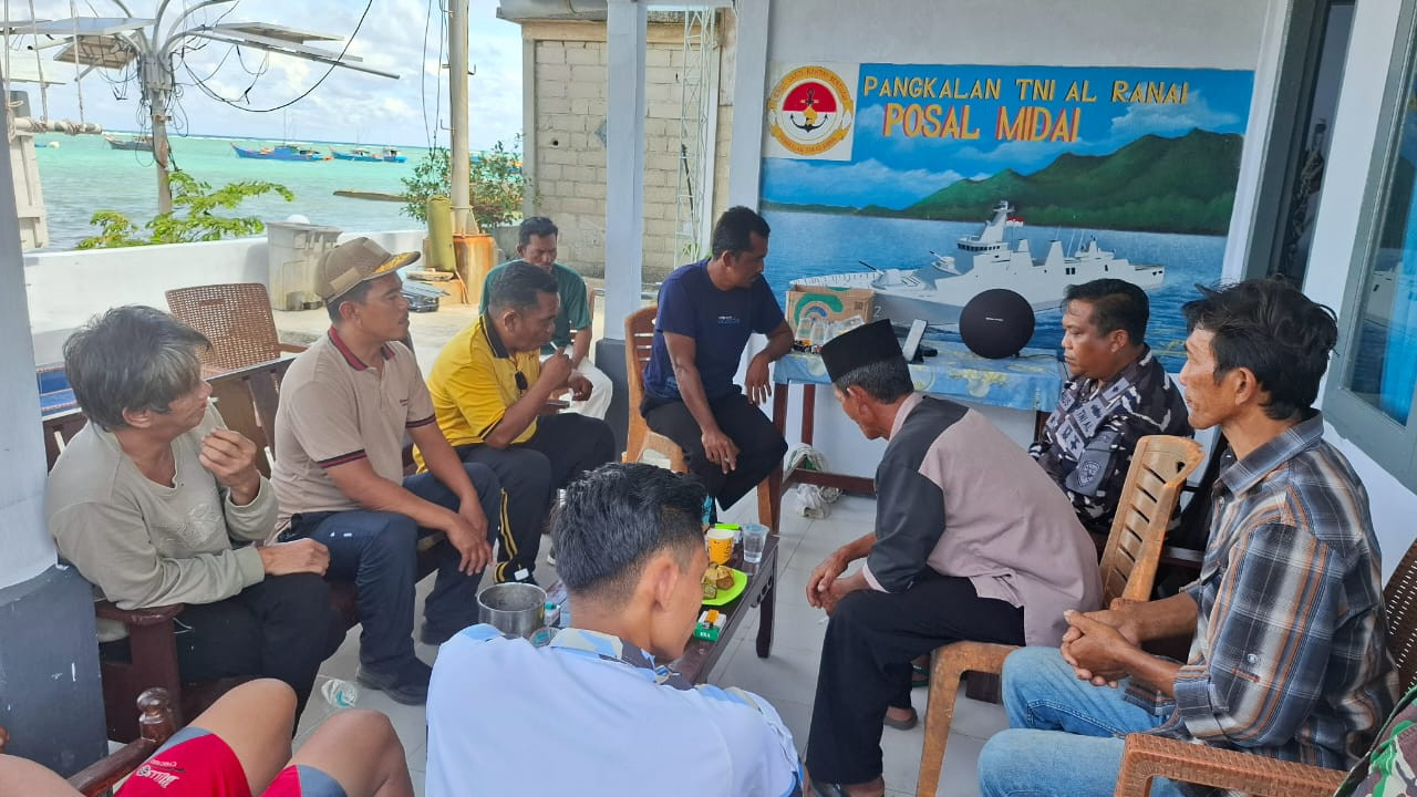 Pos TNI AL Midai Bersama Cabang Dinas Kelautan dan Perikanan Natuna Berikan Sosialisasi Terkait Penangkpan Ikan