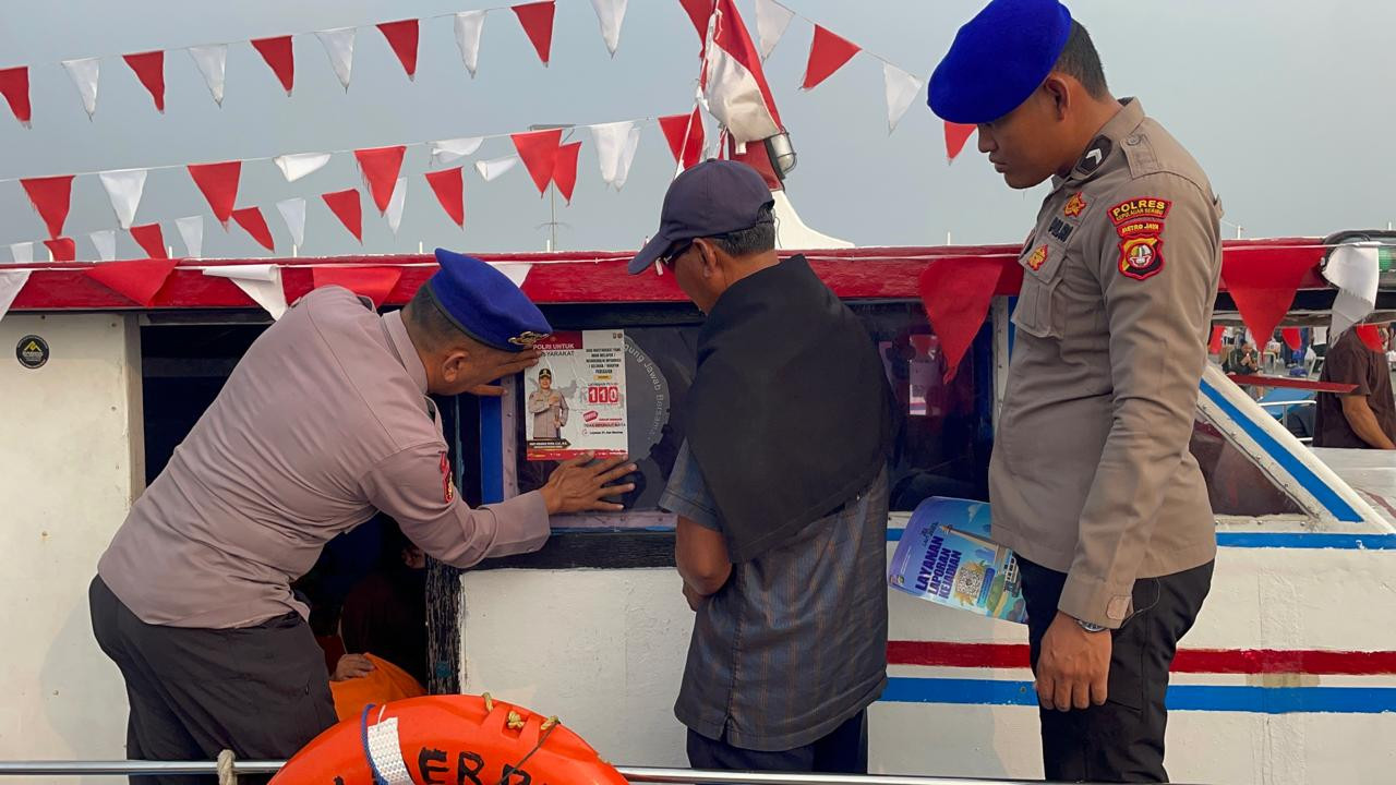 Satpolairud Polres Kepulauan Seribu Sosialisasikan Polisi 110 dan Keselamatan Berlayar di Dermaga Kaliadem