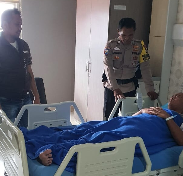 Bhabinkamtibmas Jatibening Sigap Bantu Warga Diduga ODGJ ke Rumah Sakit