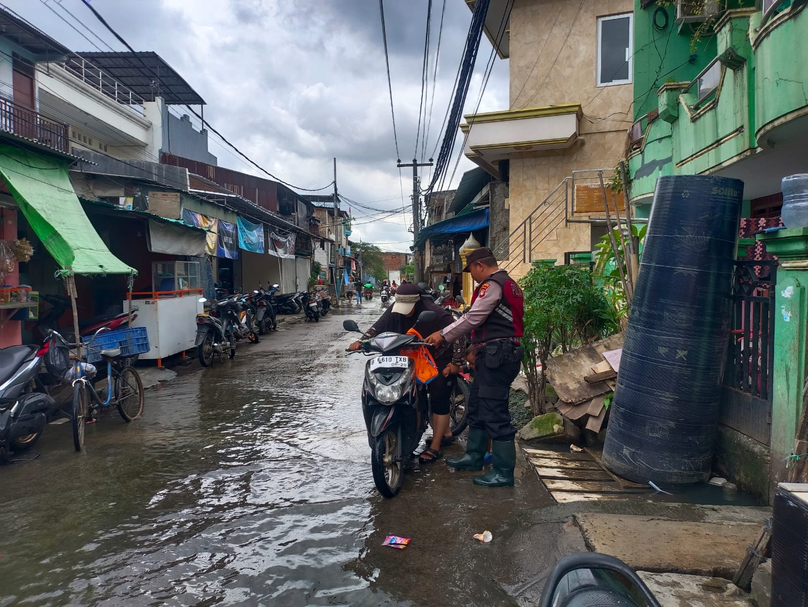 Personel Polsek Metro Penjaringan Cek Genangan Air di Kapuk Muara, Pastikan Situasi Aman