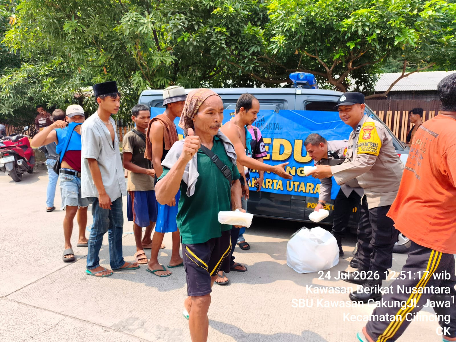 Polsek Cilincing Bagikan 40 Paket Nasi Kotak kepada Warga dalam Program Jumat Peduli