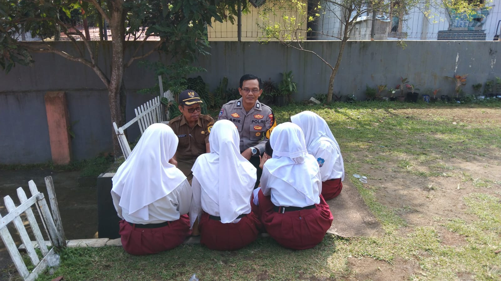 Bhabinkamtibmas Polsek Ciawi Sambang Kamtibmas ke SDN Bendungan 01, Sampaikan Edukasi kepada Murid