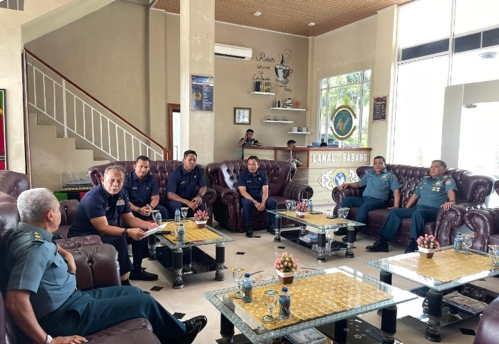 Perwira Tertua Lanal Sabang Terima Courtesy Call Ketua Pengurus Yayasan Hang Tuah Cabang Belawan di Mako Lanal Sabang