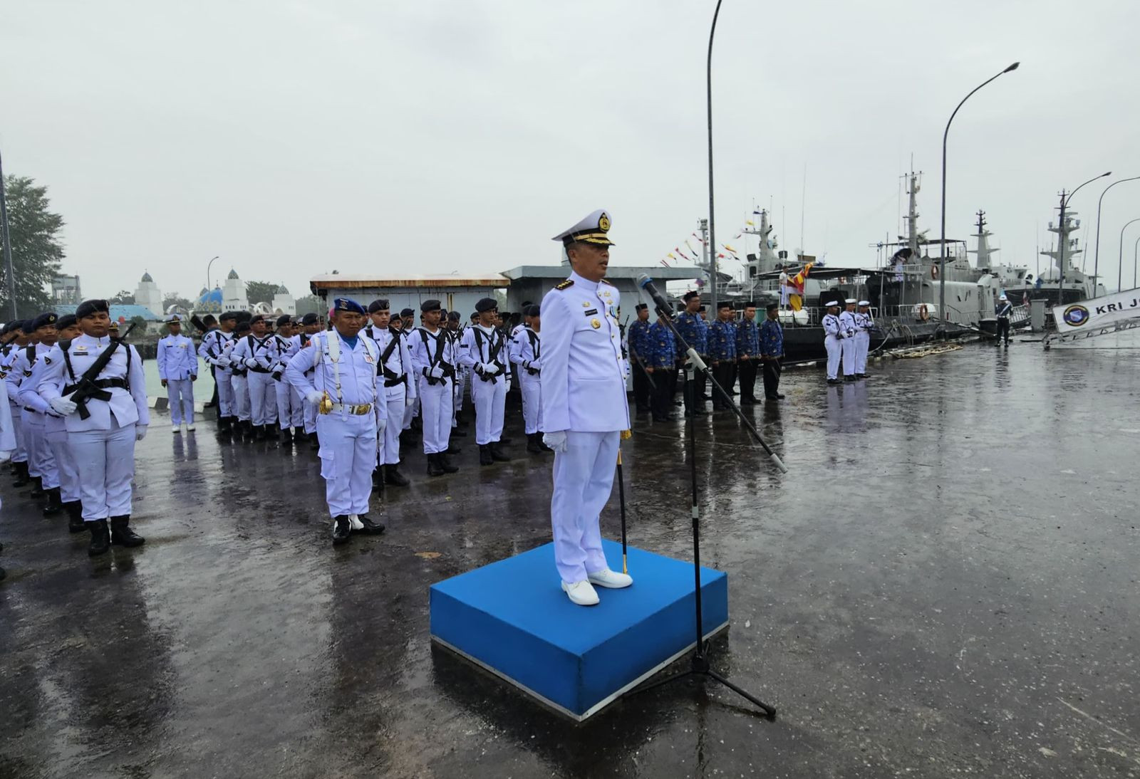 Walau Cuaca Hujan Deras, Danlanal Bintan Tetap Pimpin Upacara Hari Dharma Samudera 2025