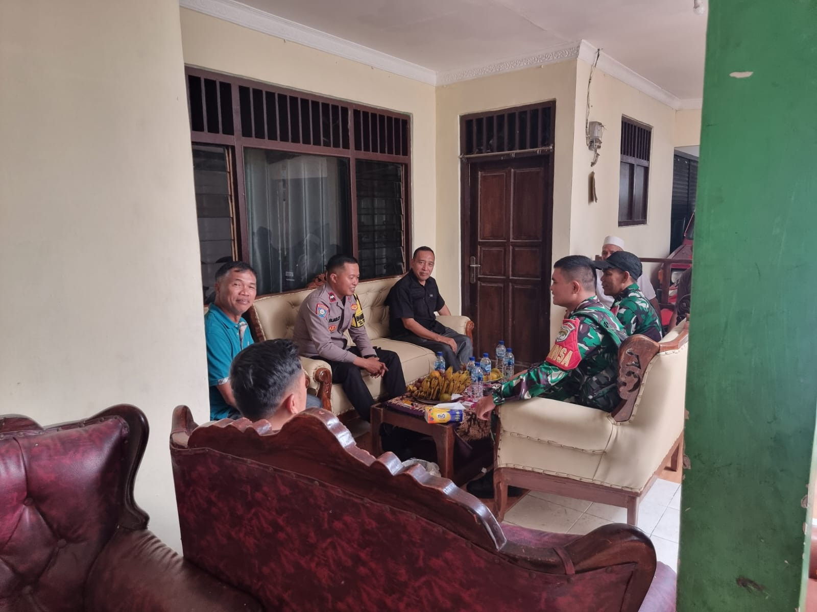 Perkuat Sinergi, Bhabinkamtibmas dan Babinsa Sambangi Tokoh Masyarakat di Jatibening Baru