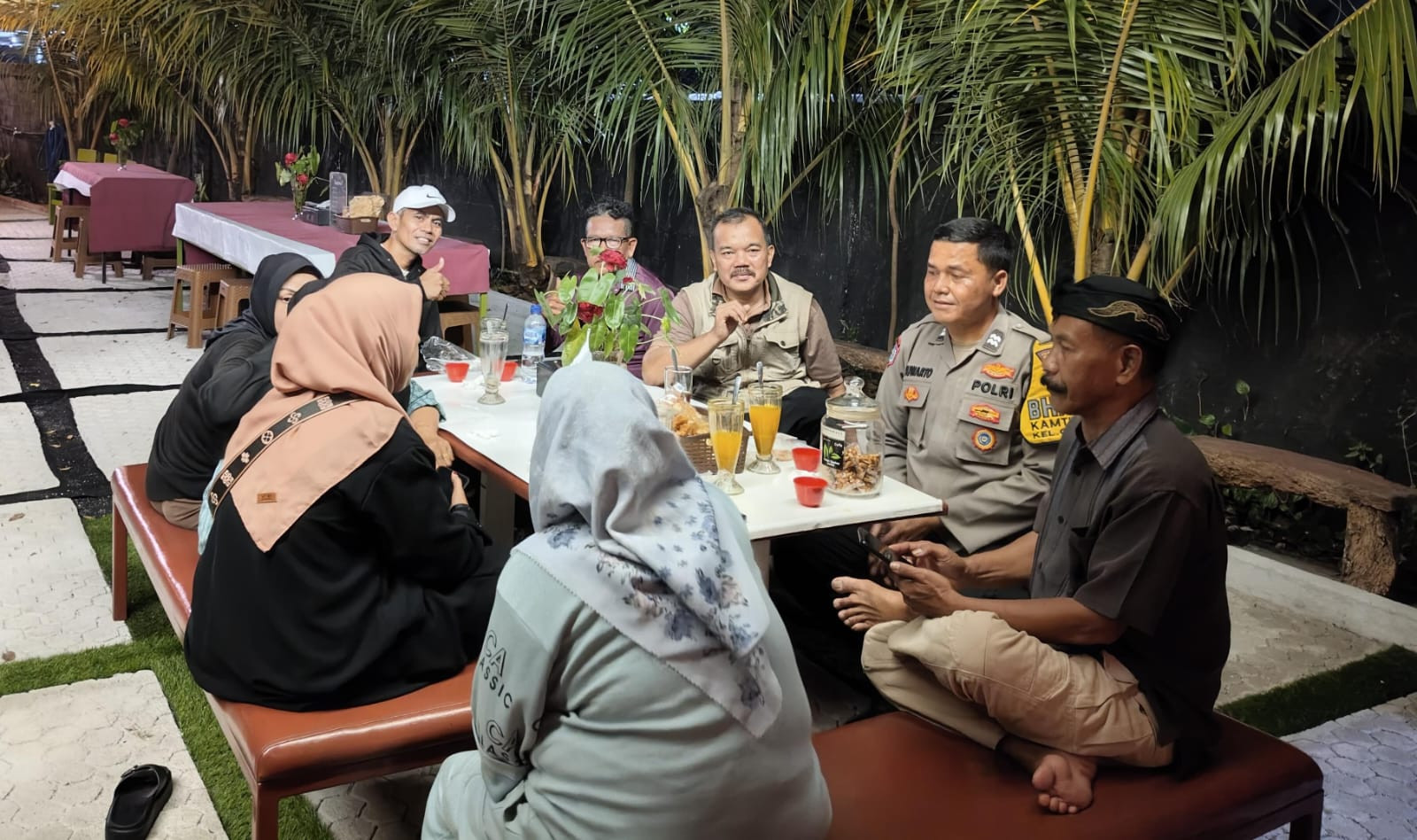 Bhabinkamtibmas Kelurahan Cikiwul Jalin Silaturahmi dan Sampaikan Pesan Kamtibmas ke Warga RW 03