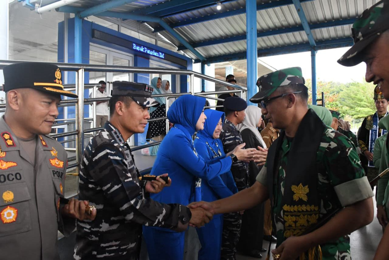 Danlanal Sabang Bersama Ketua Cabang 3 Daerah Kodaeral I Gabungan Jalasenastri Koarmada RI Menyambut Kedatangan Pangdam Iskandar Muda