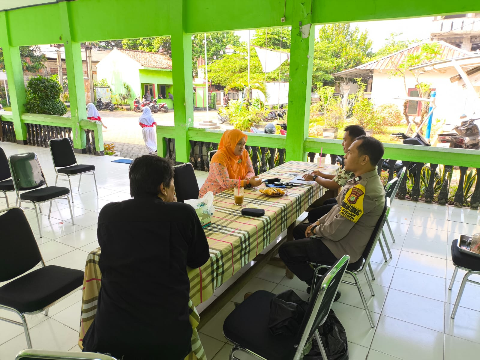 Jaga Stamina dan Keamanan, Bhabinkamtibmas Jatikramat Monitoring Giat Cek Kesehatan Warga