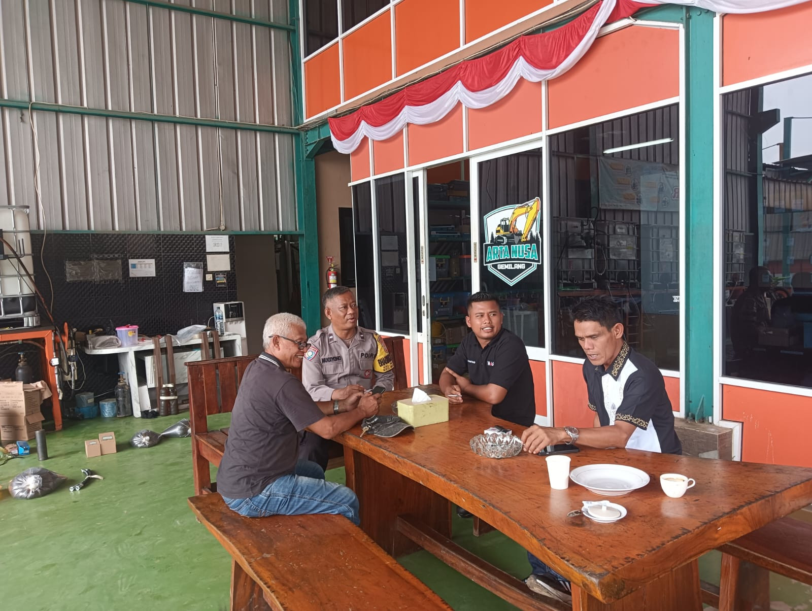 Cegah Curanmor, Bhabinkamtibmas Padurenan Ingatkan Karyawan dan Warga Waspada