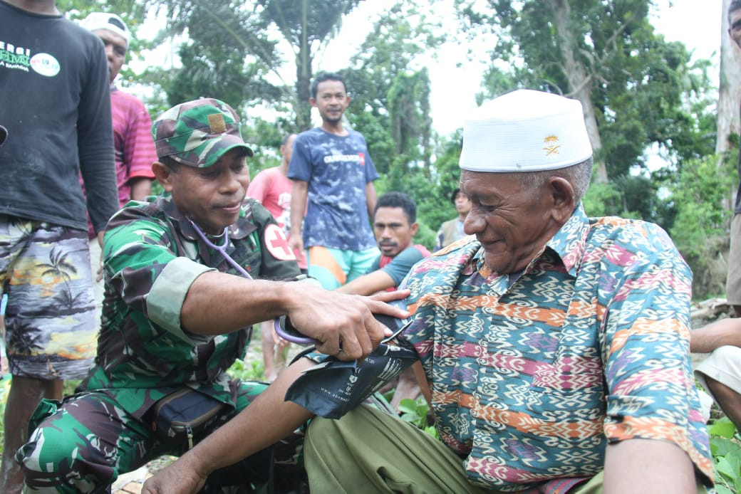 Tim Kesehatan TMMD ke-123 Kodim 1510/Sula Laksanakan Pemeriksaan Kesehatan dan Edukasi Kesehatan Kepada Masyarakat Desa Pastina