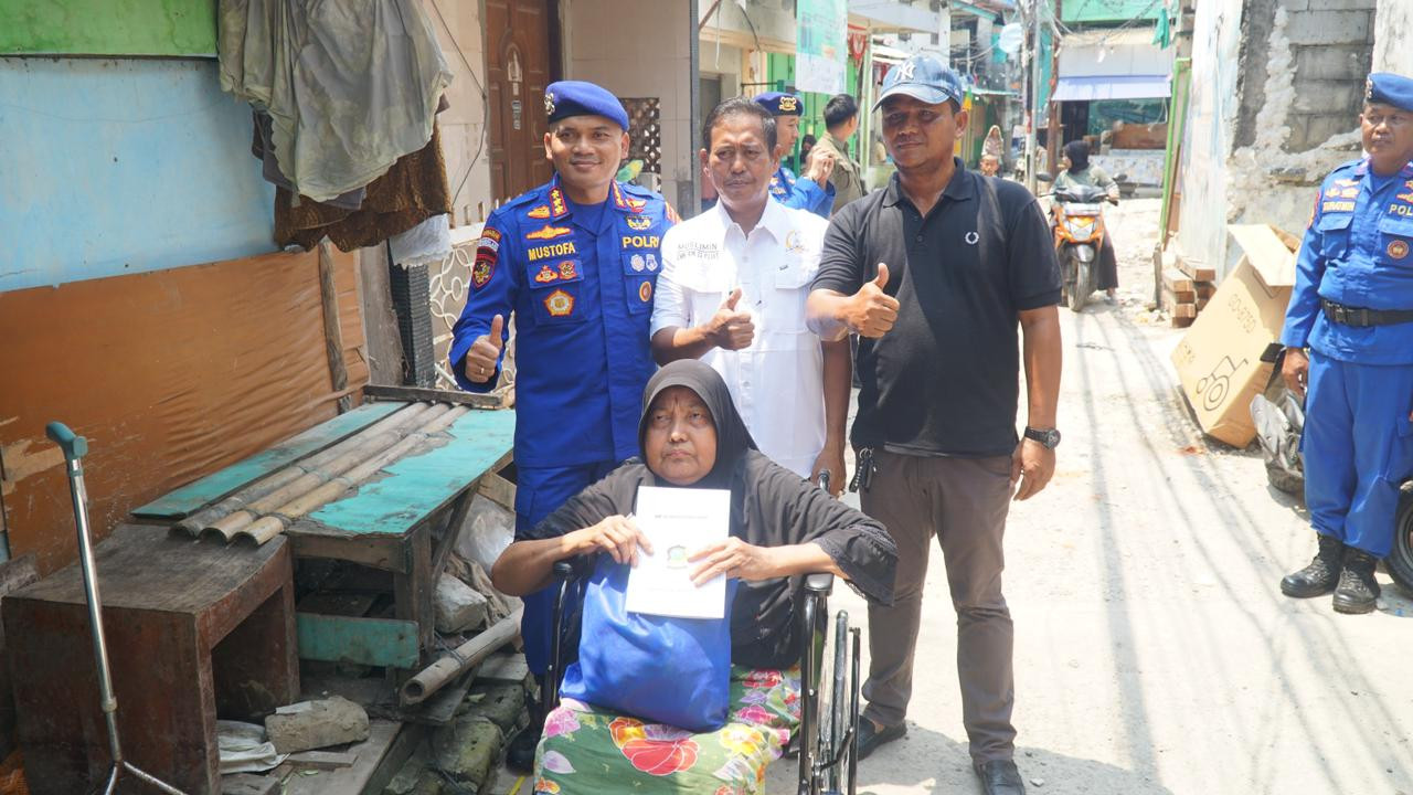 Ditpolairud Polda Metro Jaya Salurkan Bantuan Kursi Roda kepada Warga Pesisir di Muara Angke