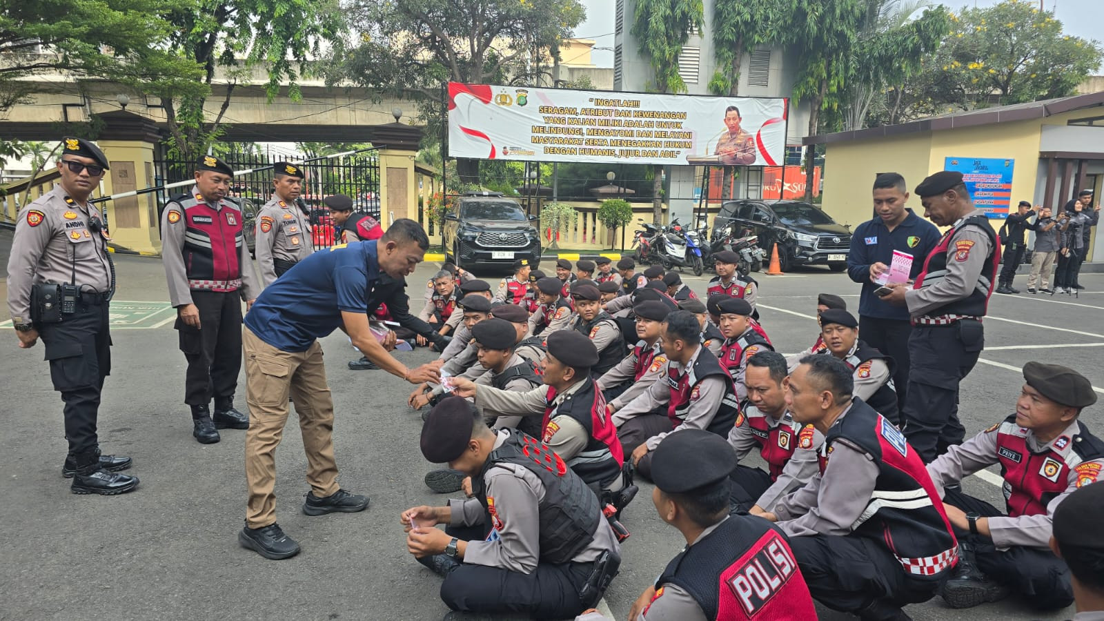 Polres Metro Jakarta Utara Gelar Pemeriksaan Kesehatan dan Pemberian Vitamin Untuk Ratusan BKO Brimob Polda Lampung dan Sat Samapta