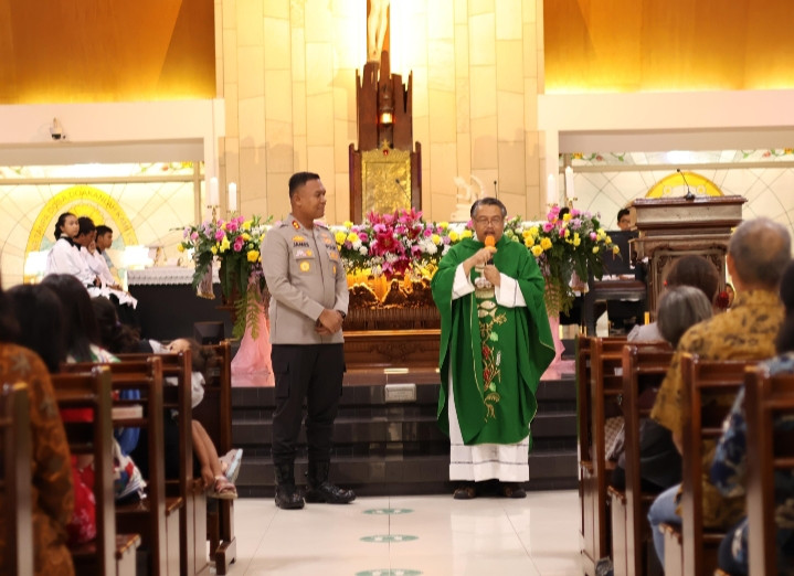 Wakapolres Metro Jakarta Utara Gelar Program "Minggu Kasih" di Gereja Salib Suci