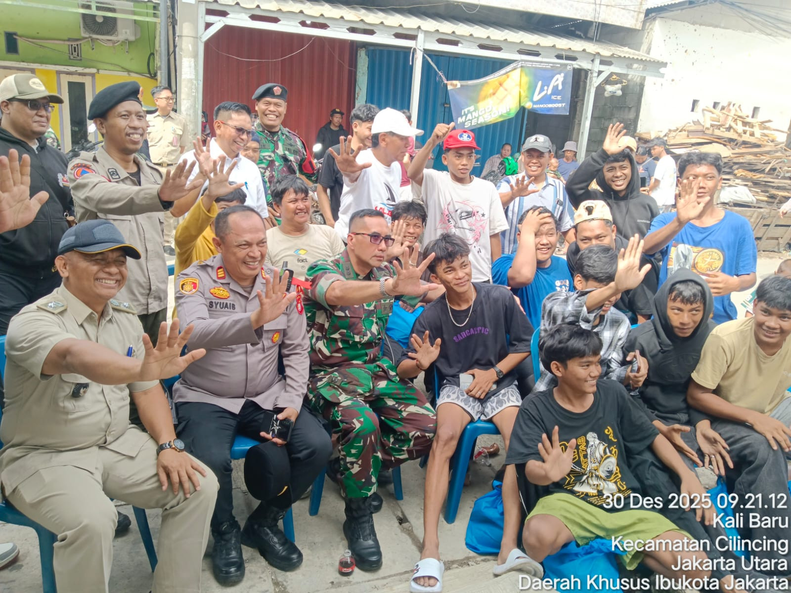 Perkuat Sinergi TNI–Polri Jaga Jakarta dan Jaga Warga, Kodim 0502/JU Salurkan Bantuan Sosial di Kalibaru