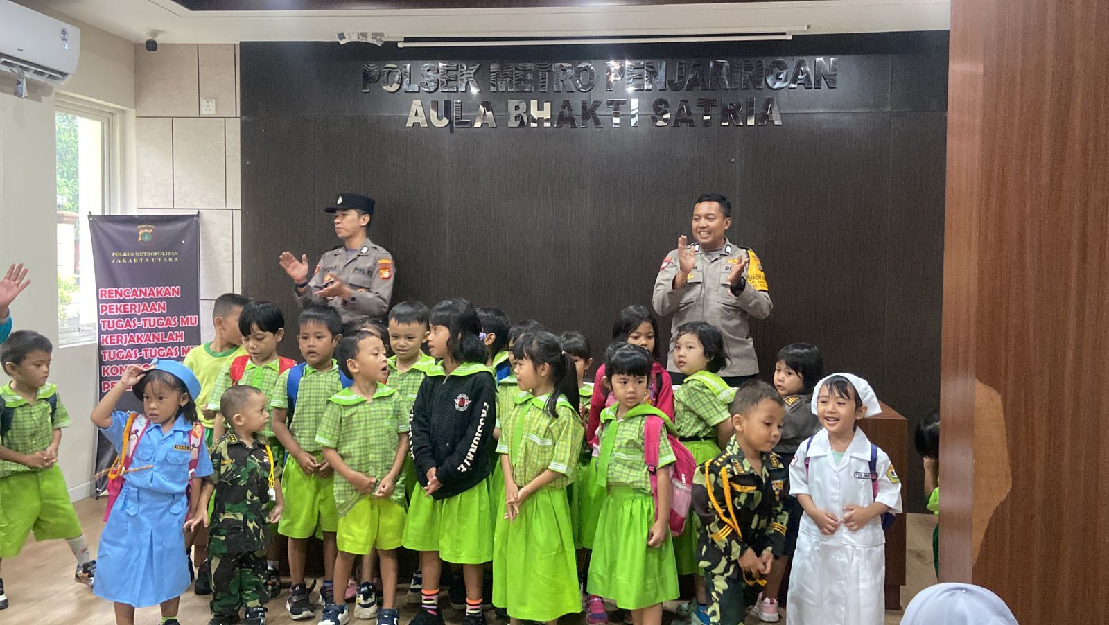 Polsek Metro Penjaringan Gelar Program Polisi Sahabat Anak, Kenalkan Tugas Polisi dan Keselamatan Berlalu Lintas kepada Anak-Anak PAUD