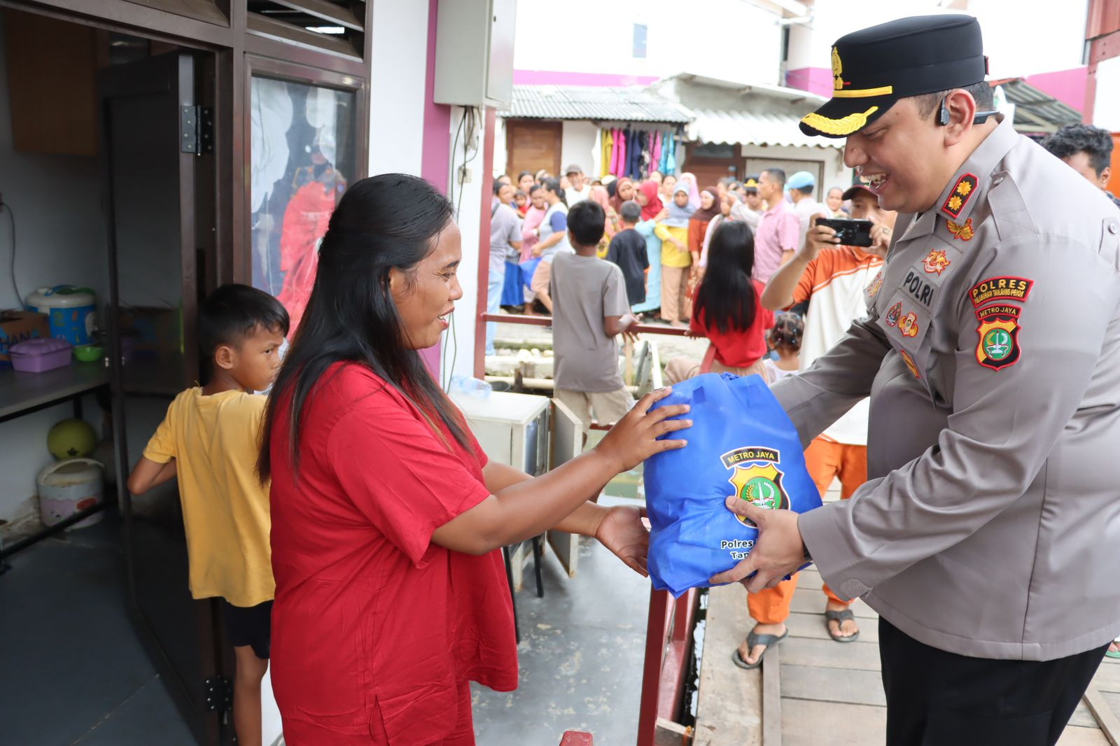 Baksos Ramadhan Berkah Kapolres Bagikan Sembako di Muara Angke
