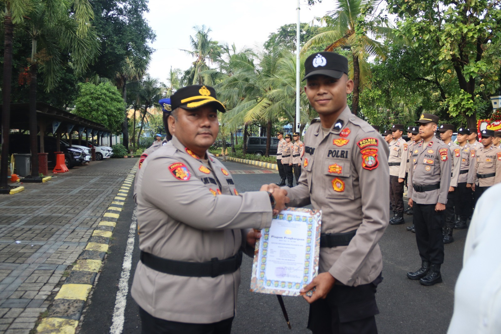 Kapolres Kepulauan Seribu Berikan Penghargaan kepada 16 Personel Berprestasi, Bentuk Apresiasi dan Motivasi