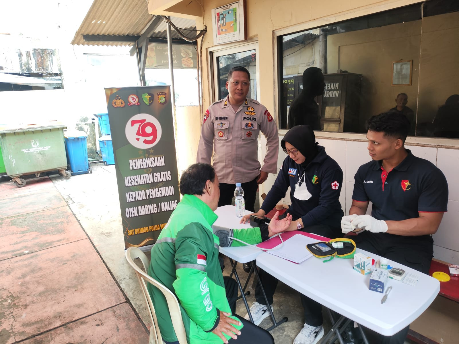 Satbrimob Polda Metro Jaya Gelar Pemeriksaan Kesehatan Gratis bagi Pengemudi Ojek Online di Pengkolan Gedung Stovia, Jl. Dr. Abdurrahman Saleh