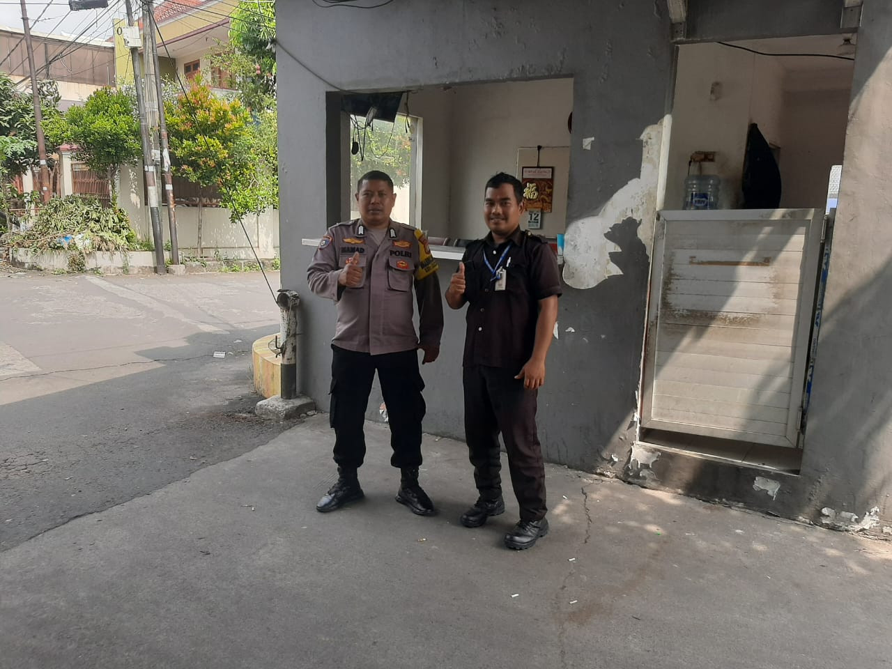 Patroli Keamanan Lingkungan, Bhabinkamtibmas Polsek Rawalumbu Beri Pembinaan ke Petugas Keamanan Perumahan