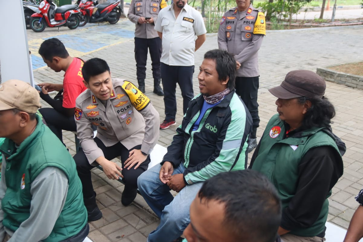 Polres Kepulauan Seribu Gelar Jumat Peduli: Kapolres Bagikan Sembako dan Pengobatan Gratis untuk Driver Ojek Online