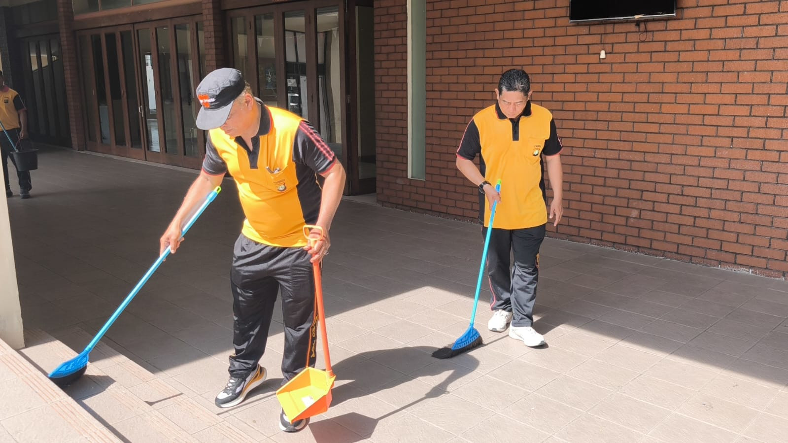 Polsek Pademangan Gelar Bakti Religi Bersihkan Gereja Jelang Natal 2025