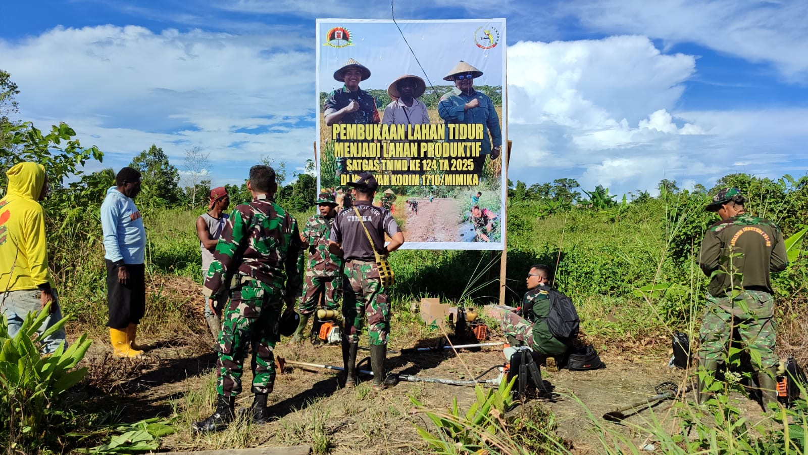 Sukseskan Program Hanpangan, Satgas TMMD Ke-124 Bersama Warga Buka Lahan Tidur Menjadi Lahan Produktif