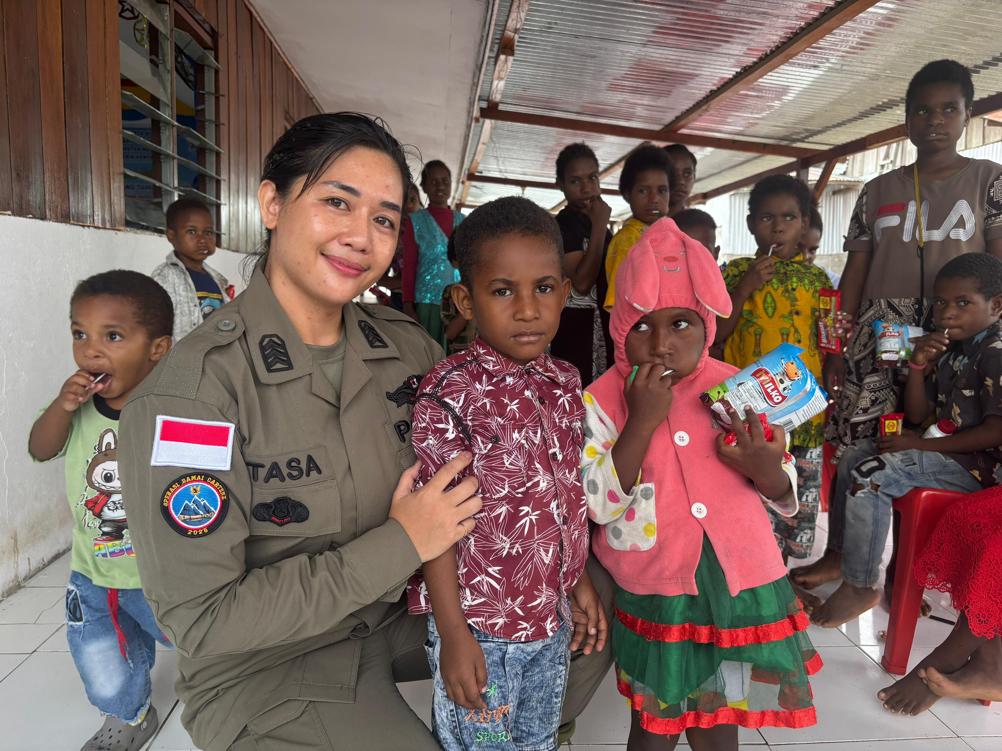 Srikandi Polri Ops Damai Cartenz-2025 Tebar Damai Lewat Ibadah Bersama Anak-anak di Gereja GPDI Yericho Nogolait Kandego, Nduga