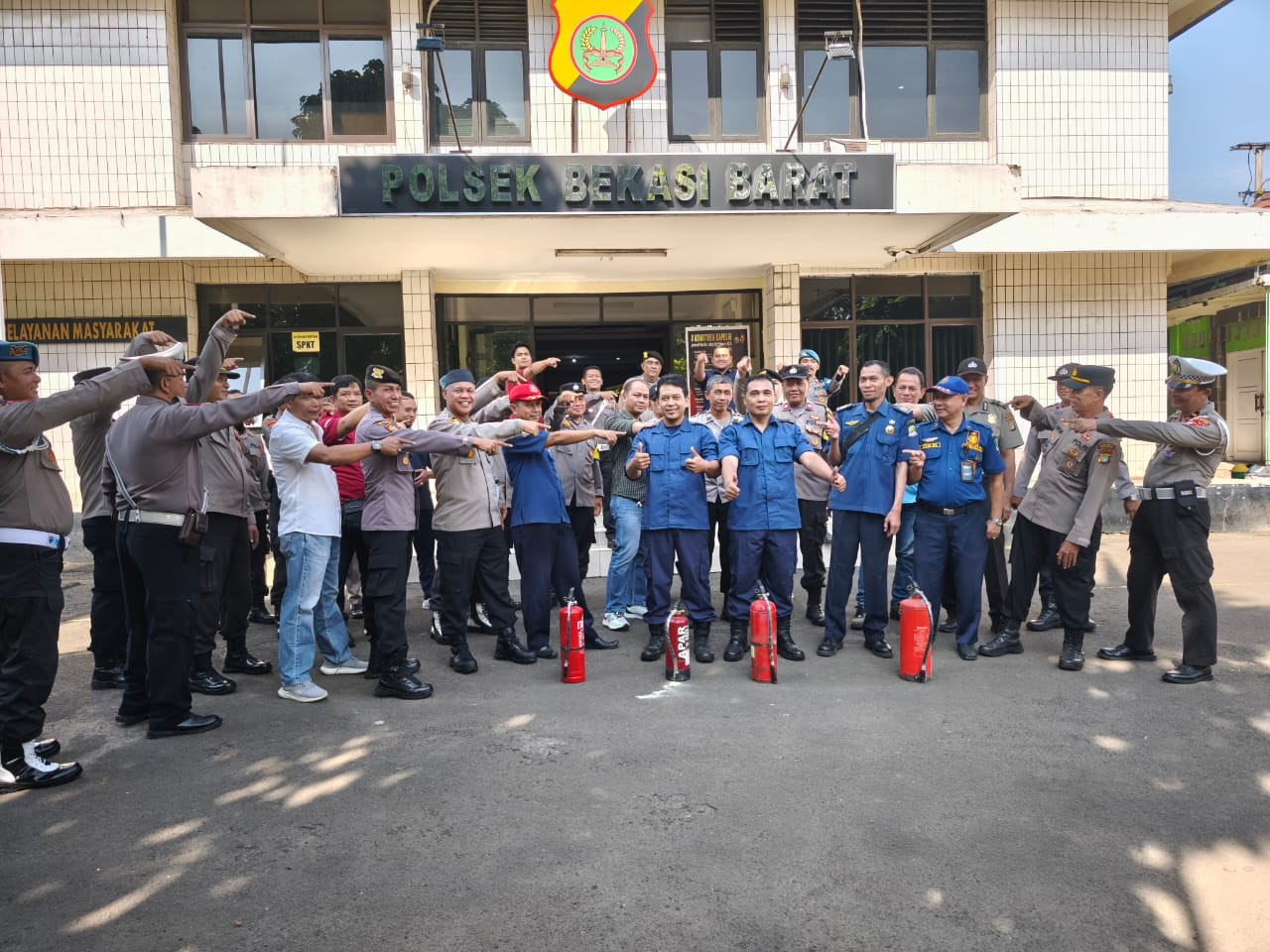 Sosialisasi dan Simulasi Penggunaan APAR oleh Tim Instruktur Dinas Damkar Kota Bekasi di Polsek Bekasi Barat