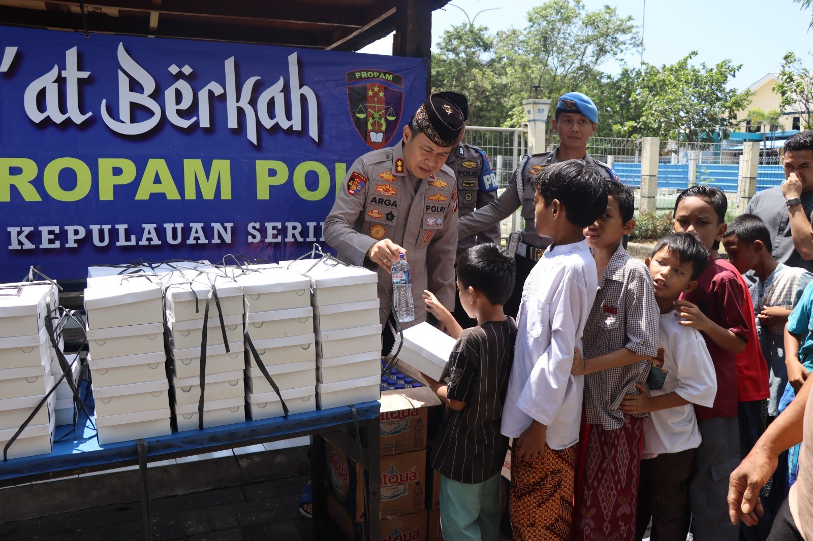 Jum’at Berkah Kadivpropam Polri di Polres Kepulauan Seribu, 230 Paket Nasi Dibagikan kepada Masyarakat
