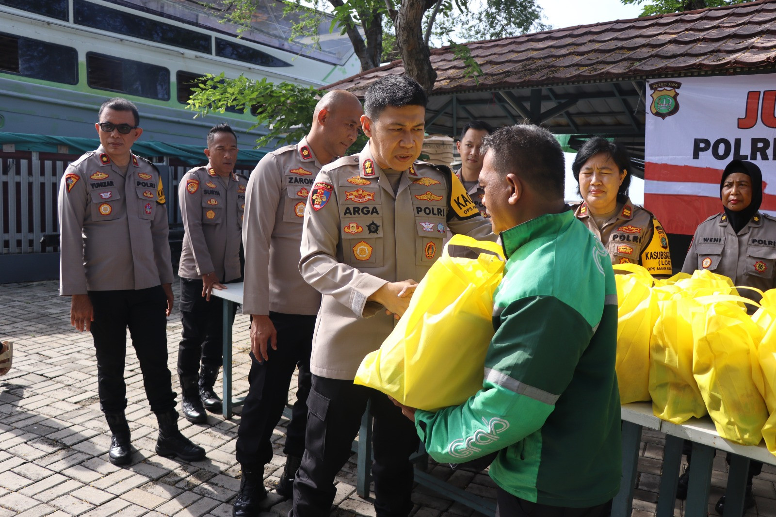 Polres Kepulauan Seribu Gelar “Jum’at Peduli”, Beri Layanan Kesehatan dan Sembako untuk Driver Ojek Online dan Nelayan