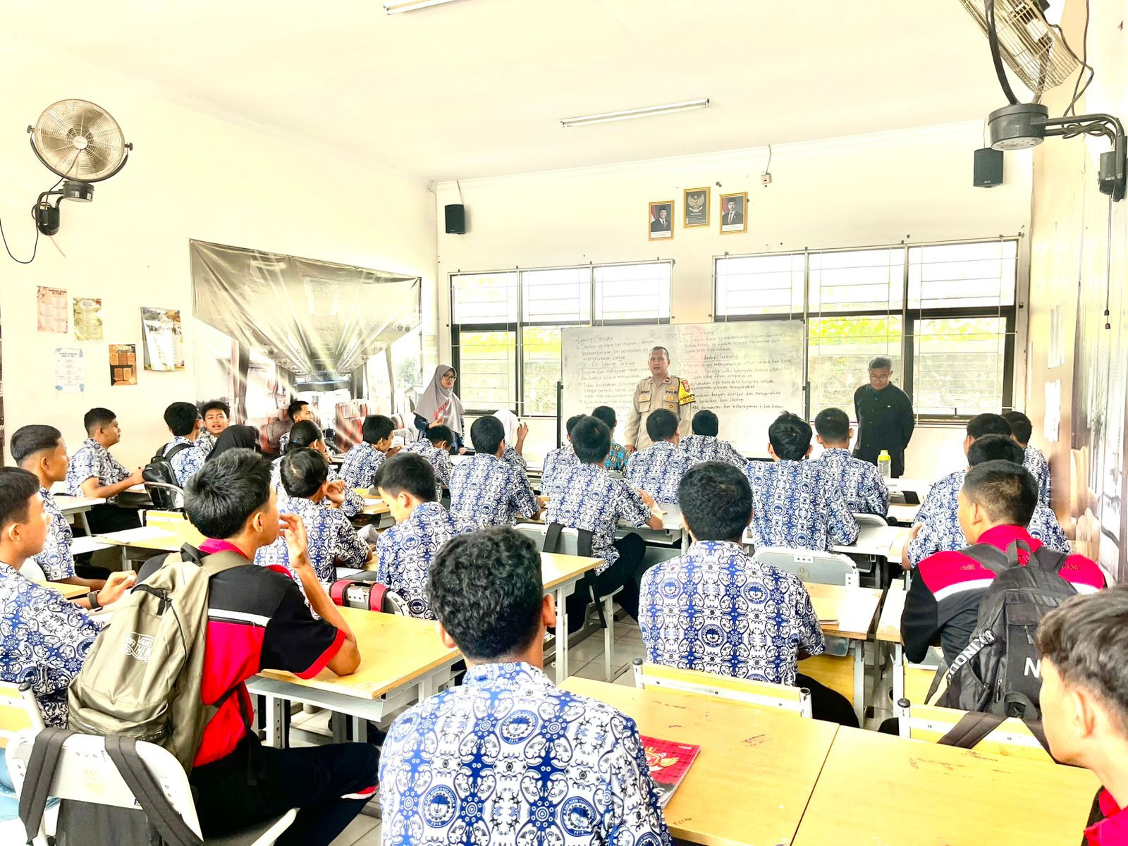 Polsek Jatisampurna Beri Sosialisasi di Sekolah, Ajak Pelajar Waspadai Aksi Unjuk Rasa