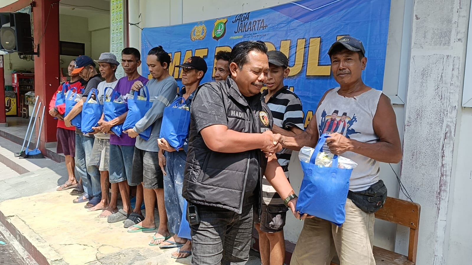 Polisi Berbagi, Polsek Pademangan Salurkan Bantuan Sembako kepada Warga