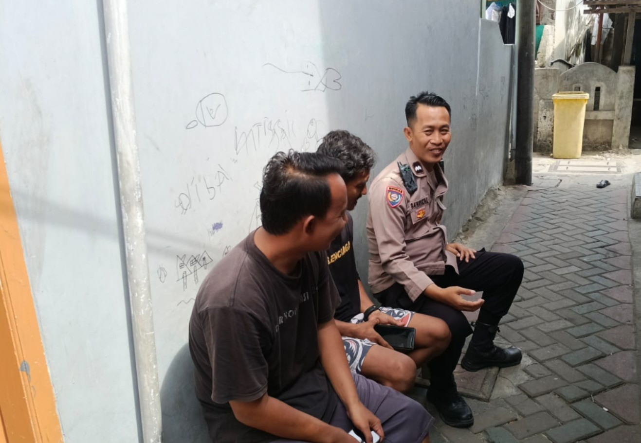 Bhabinkamtibmas Pulau Kelapa Sosialisasikan Layanan Call Center 110, Ajak Warga Dukung Program Jaga Jakarta