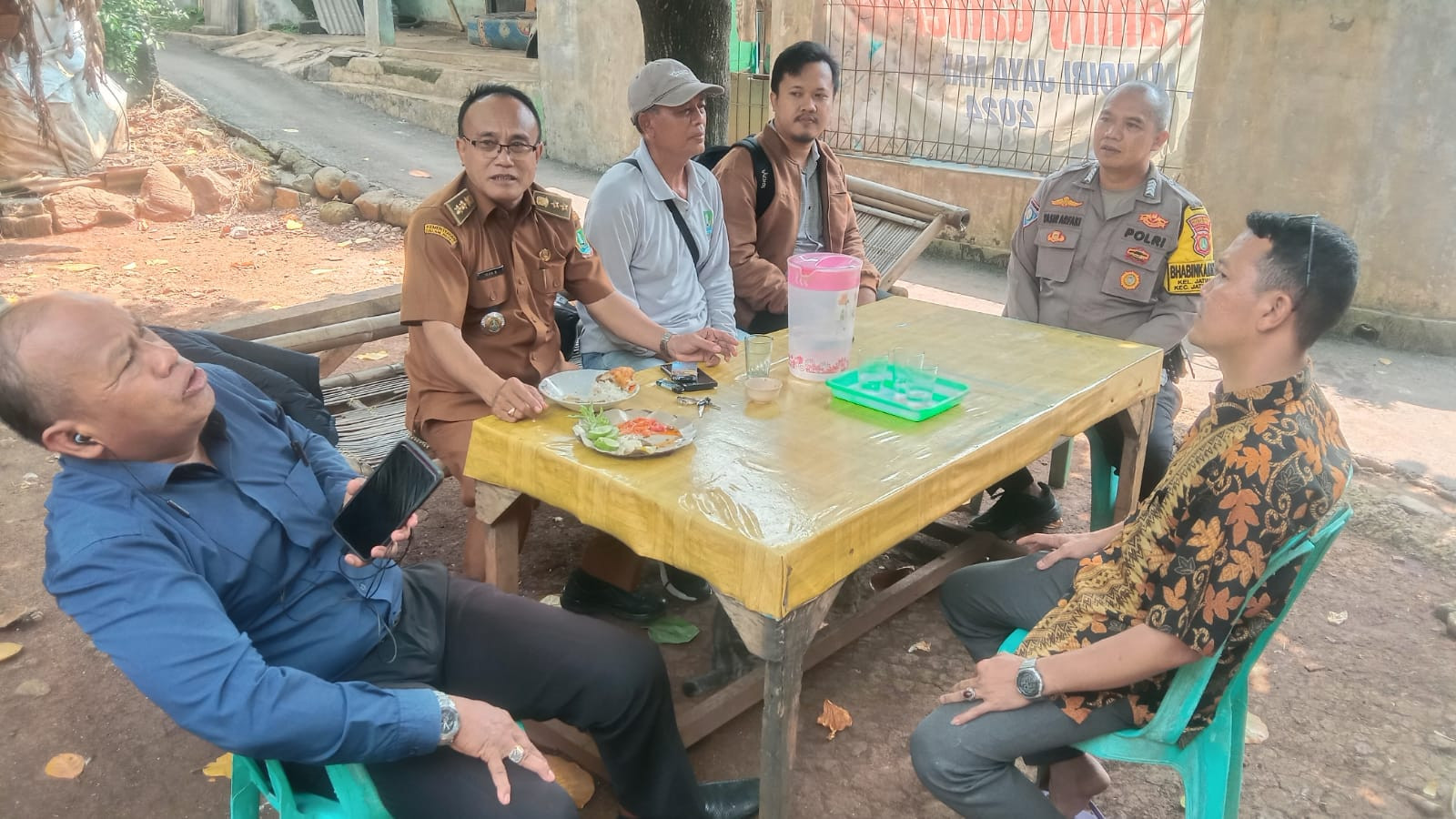 Dukung Program Pemerintah, Bhabinkamtibmas Jatirangga Sosialisasikan Koperasi Merah Putih