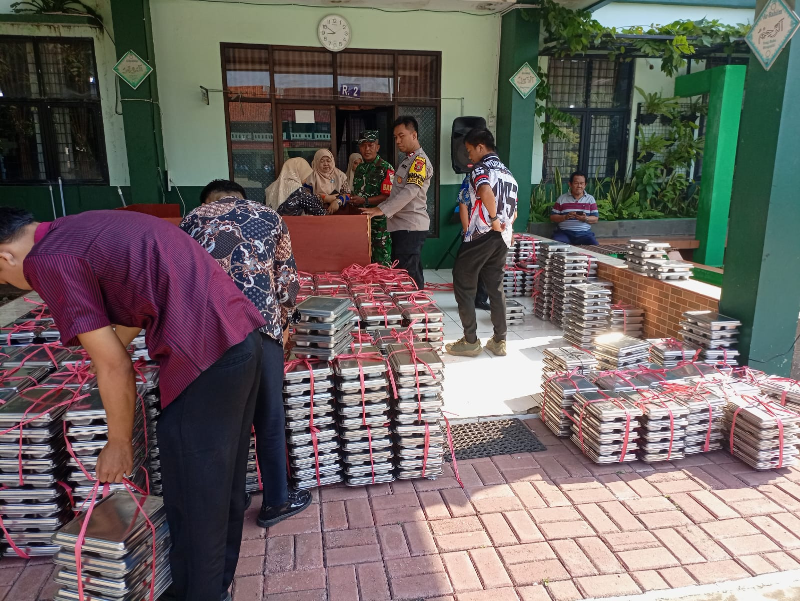Sinergitas  TNI-POLRI  Kegiatan Makanan Gratis, Bhabinkamtibmas dan Babinsa Pantau Distribusi di SMPN 13 Bekasi