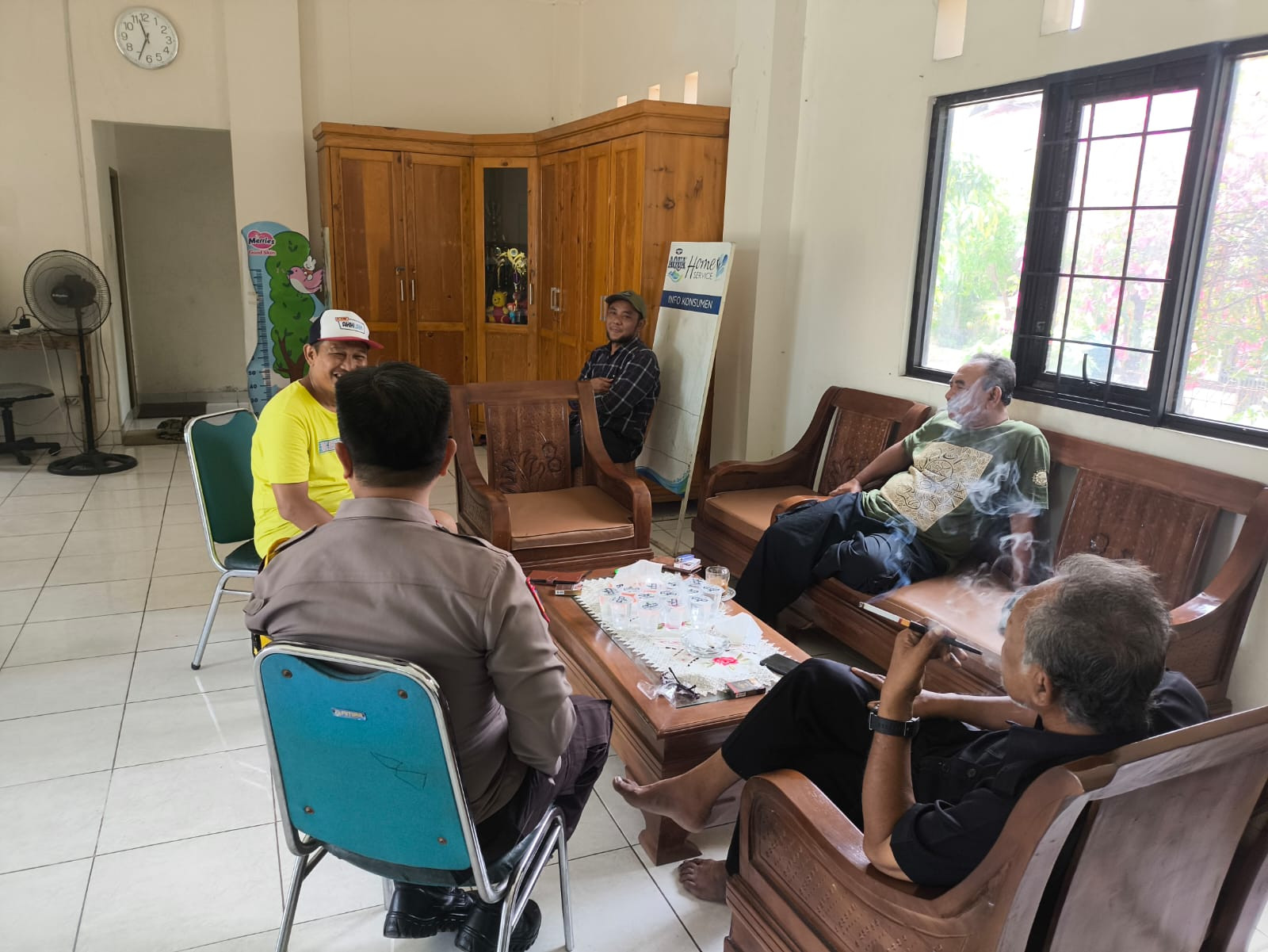 Cegah Berita Hoaks, Bhabinkamtibmas Jatiasih Ajak Warga Jaga Keamanan Lingkungan