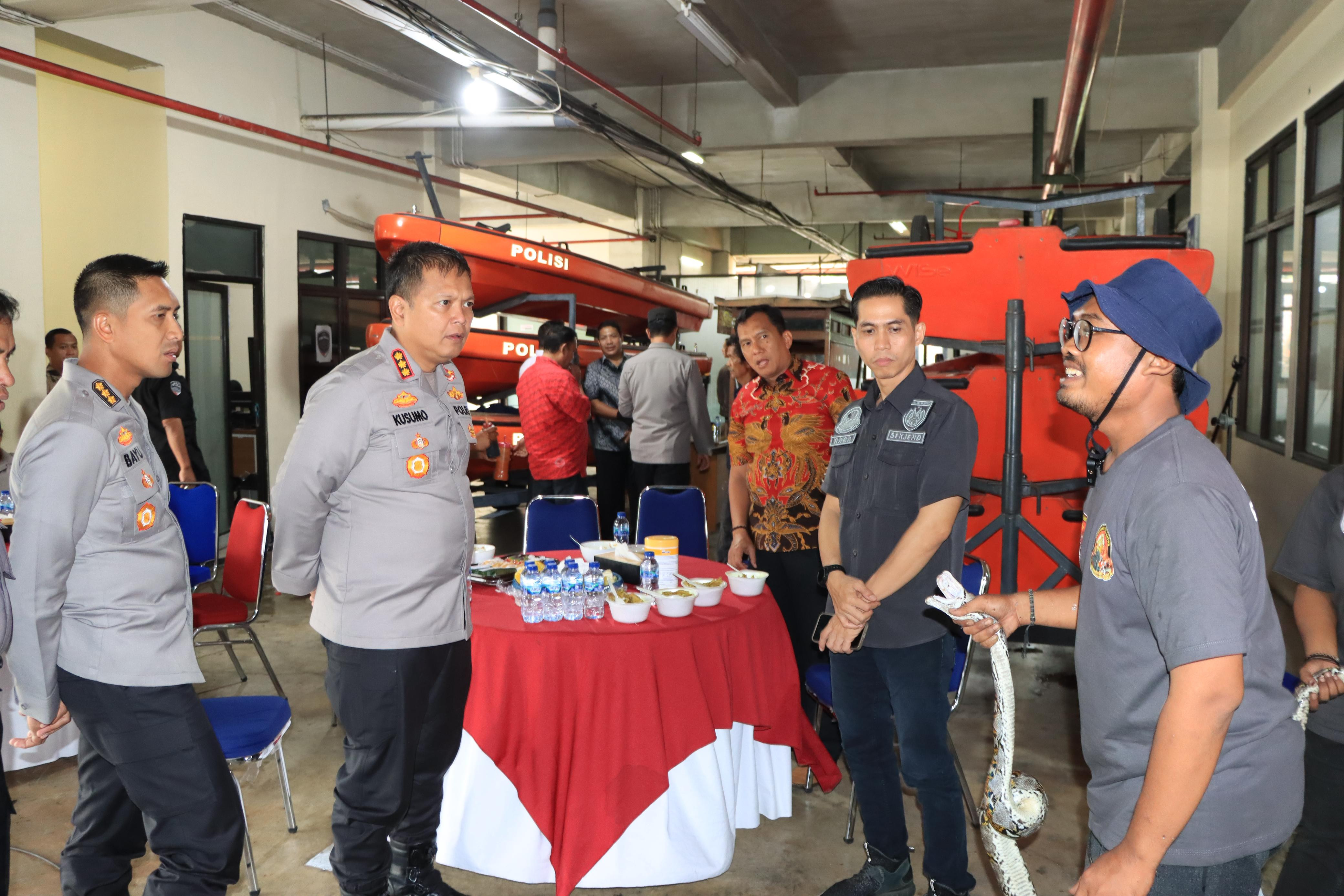 Polres Metro Bekasi Kota Gelar Pelatihan Penanganan Satwa Liar untuk Personel