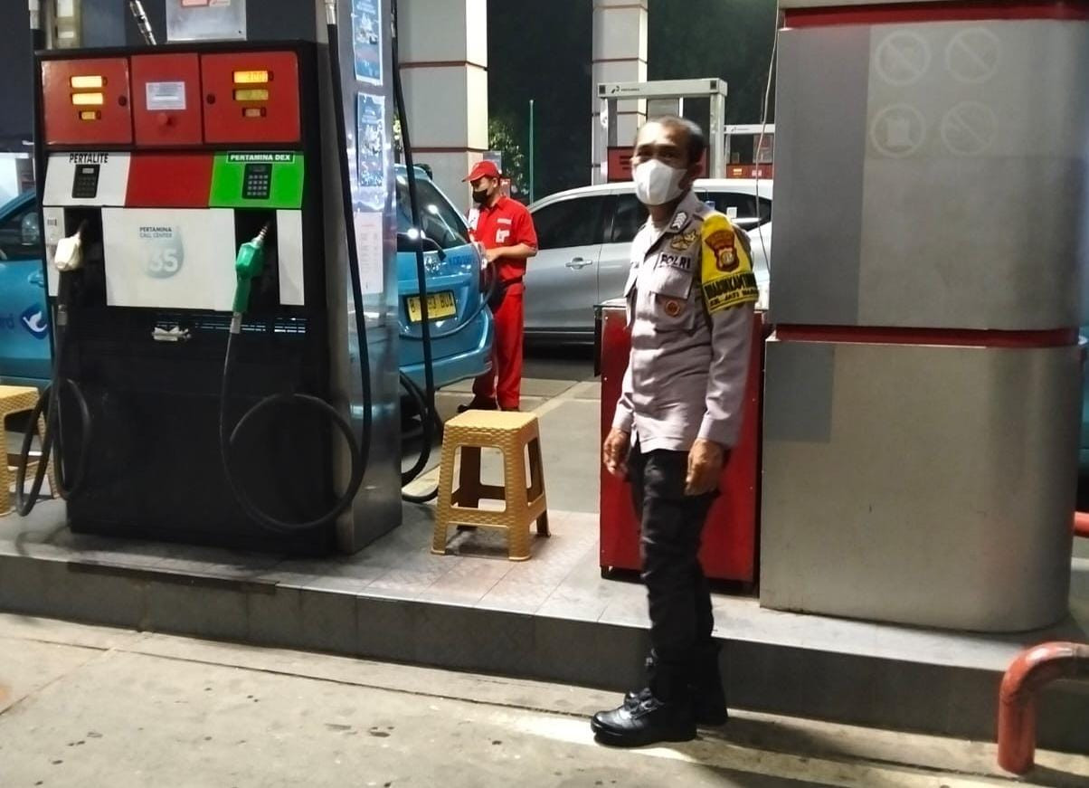 Polisi Sambangi SPBU di Jalan Raya Kodau Bekasi