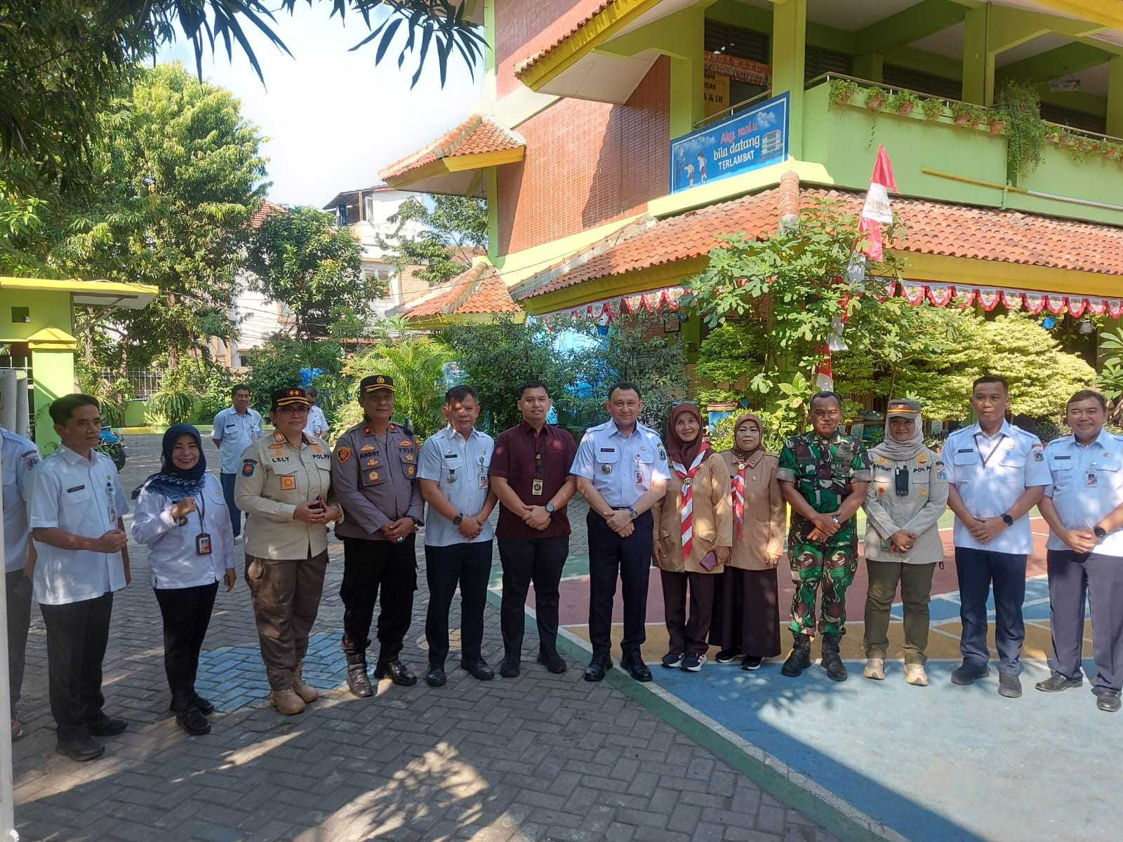 Sinergi TNI-Polri Kawal Kunjungan Menhan Singapura ke Dapur Gizi dan SDN di Koja, Jakarta Utara